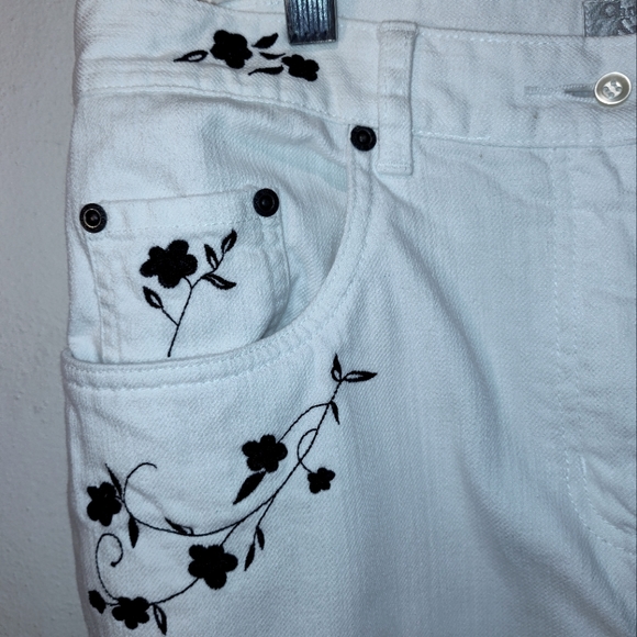 Christopher & Banks Stretch White and Black Bordered Flowers Size 8 - Picture 3 of 15